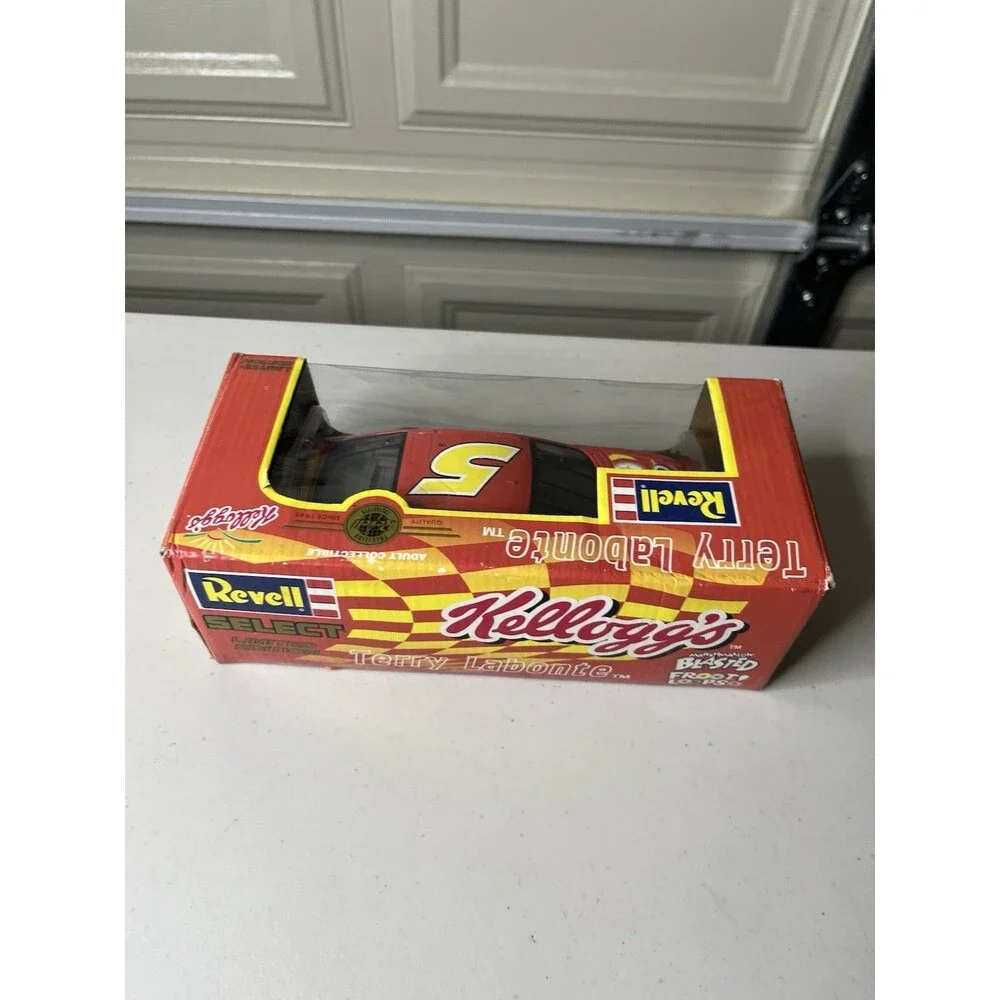 1/24 Revell 1998 NASCAR #5 Terry Labonte Blasted Fruit Loops Chevrolet